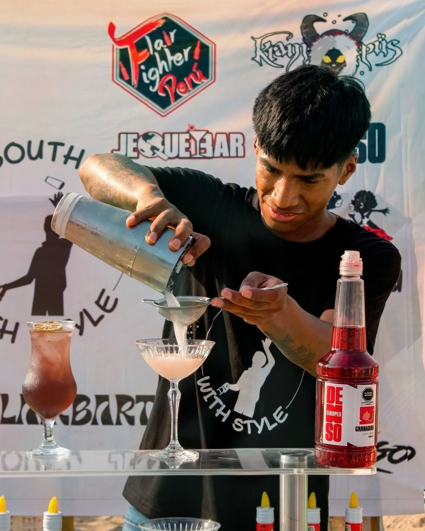 Bartender preparando cóctel en competencia auspiciada por Denso