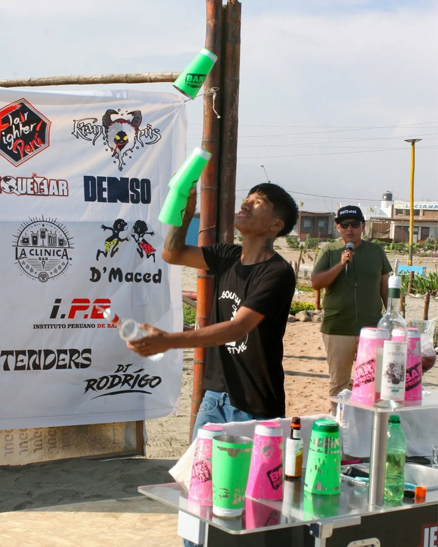 Exhibición de Flair Bartending al aire libre con marca Denso